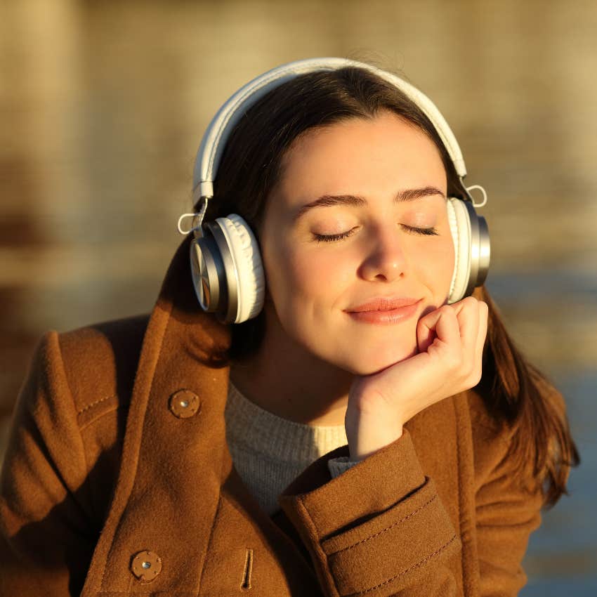woman who doesn't like being alone with her own thoughts