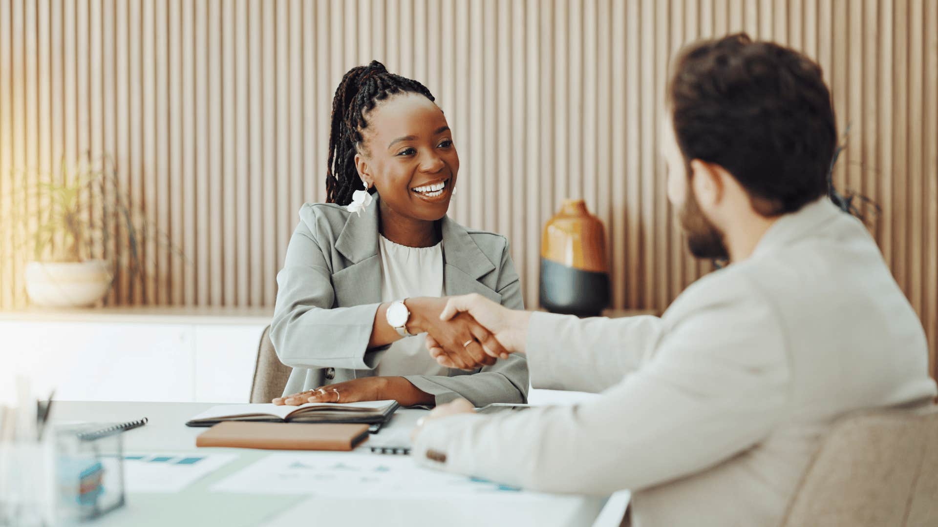 woman playing dumb when meeting someone new