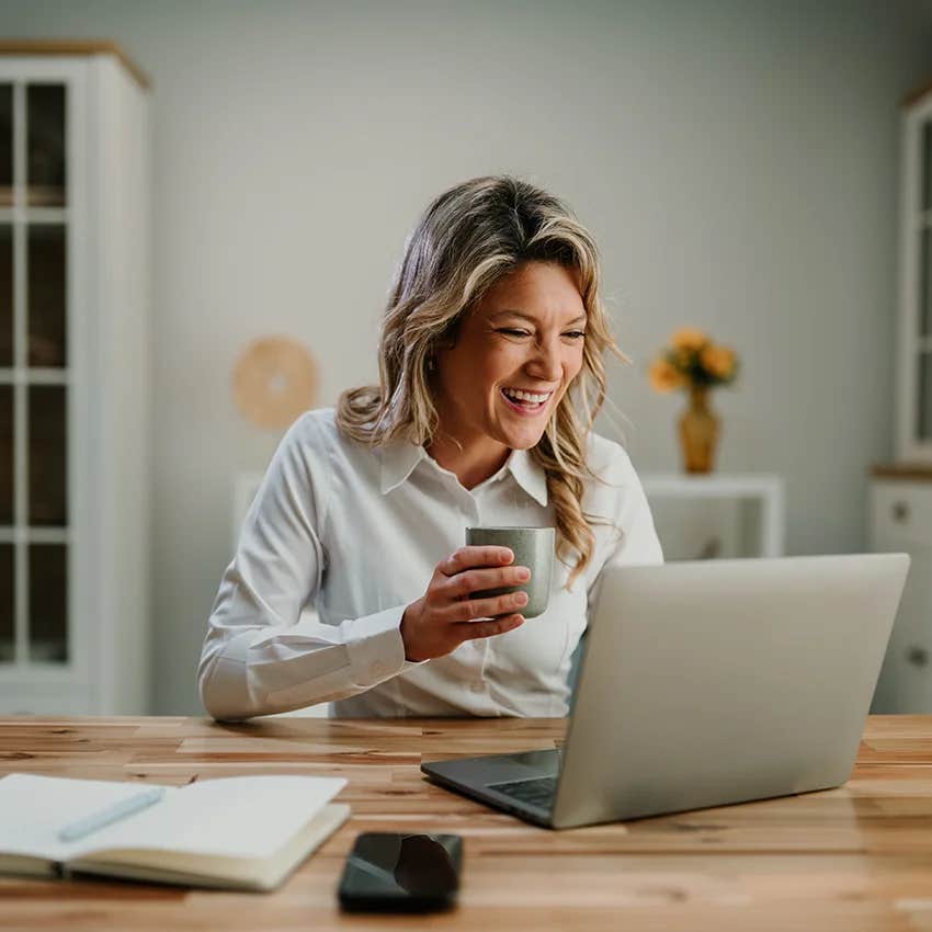 woman with a tidy desk also has a clear mind