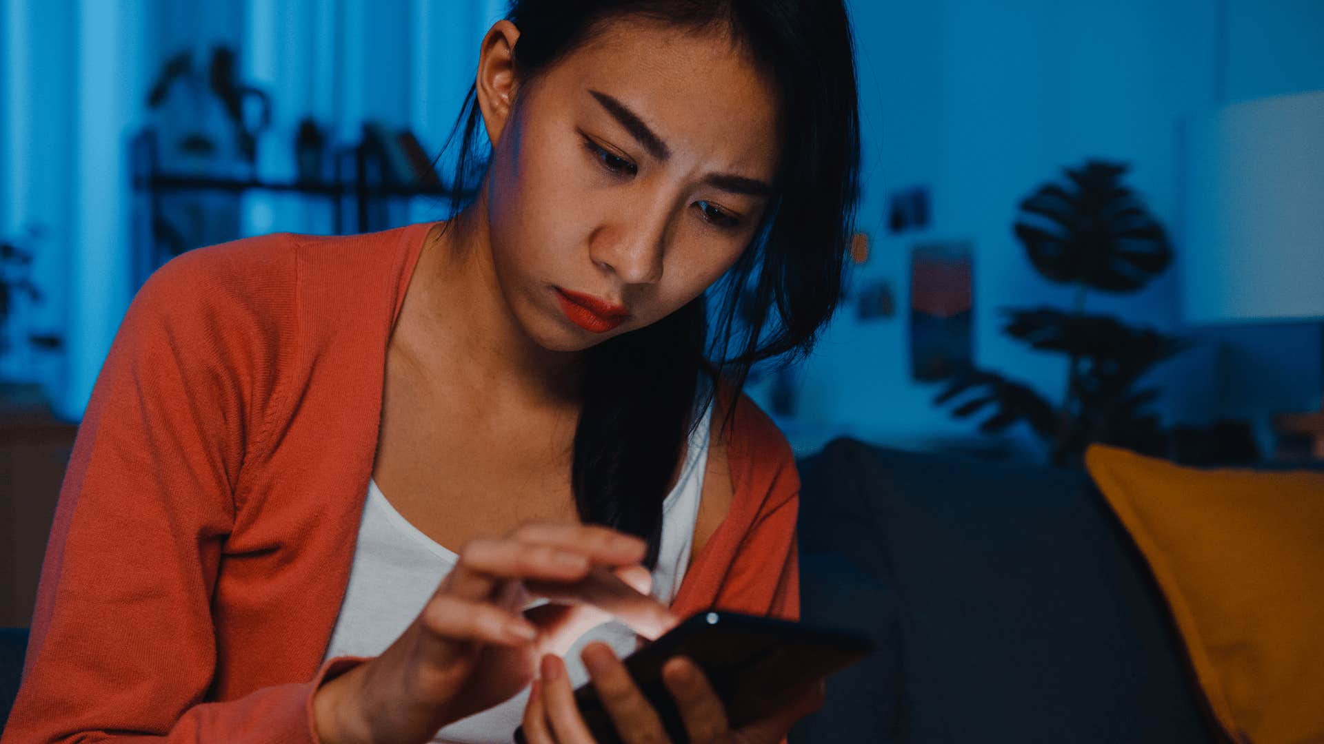 woman texting i'm sorry i forgot to friend
