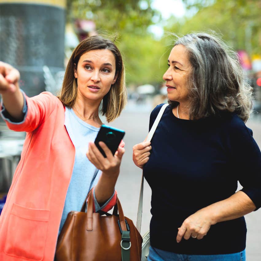 Woman who was raised well helping a stranger