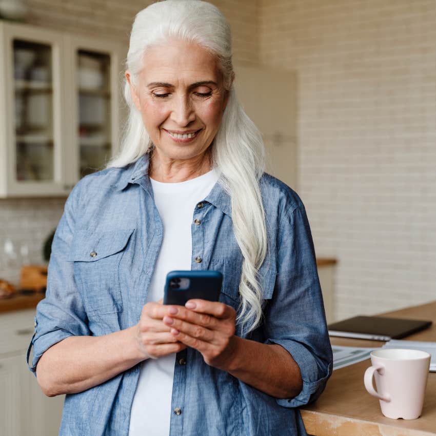 boomer woman using the internet