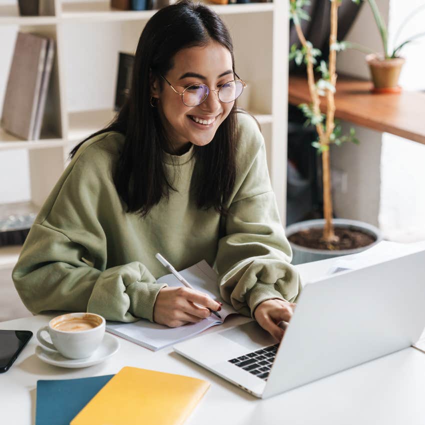 millennial woman investing her money online