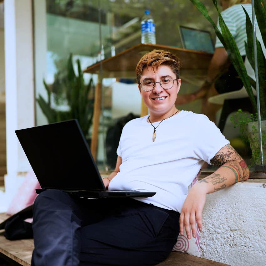 Gen Z worker dressing casually at work