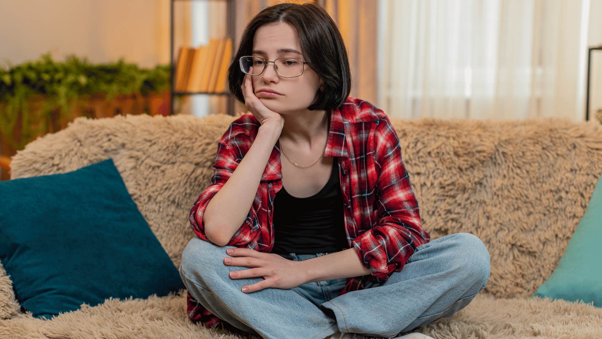 woman on couch upset as she thinks i'm not that close with anyone