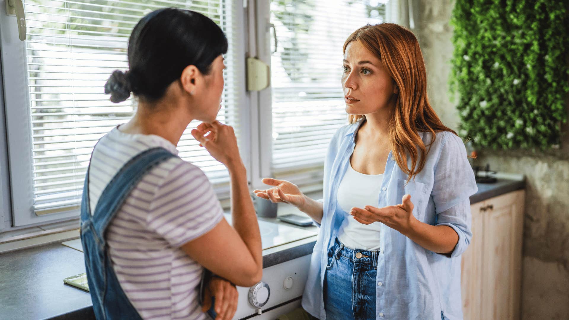 narcissistic woman telling friend she was wronged