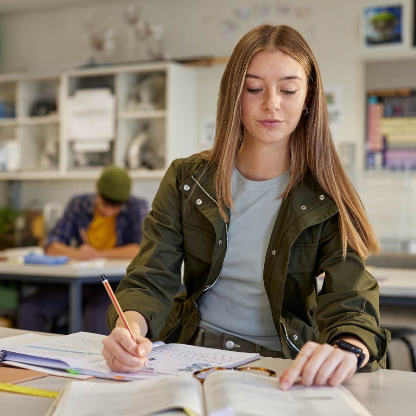 girl writing without spell check