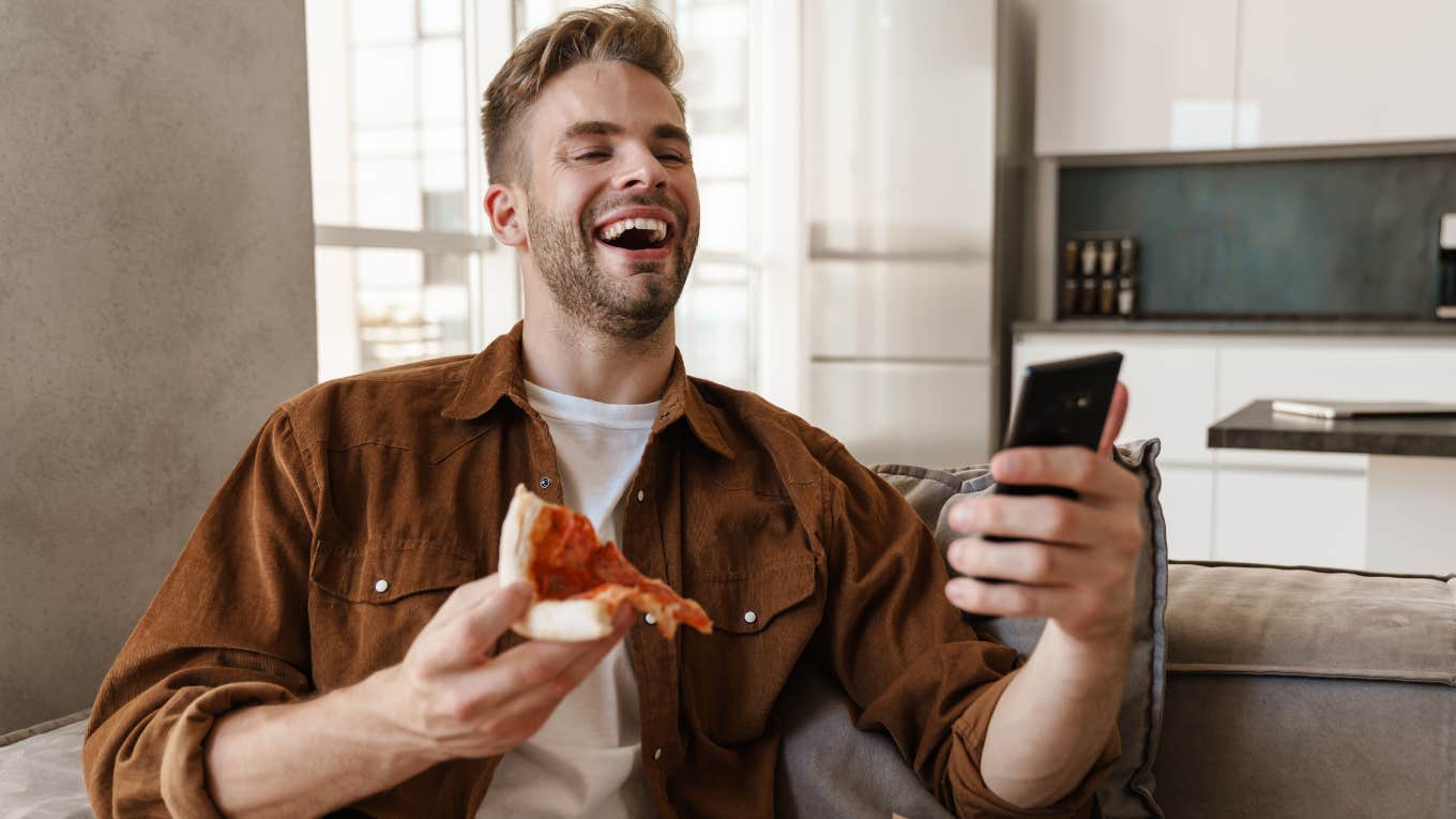 People Who’d Be Happy Staying Home Alone For A Week With Good Food & Internet Usually Have 6 Distinct Traits