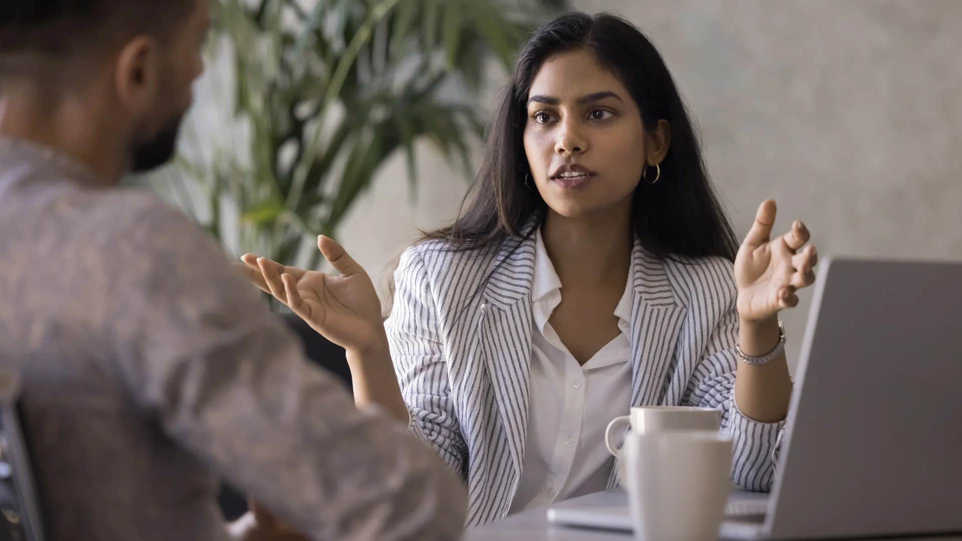 woman telling colleague i understand where you're coming from