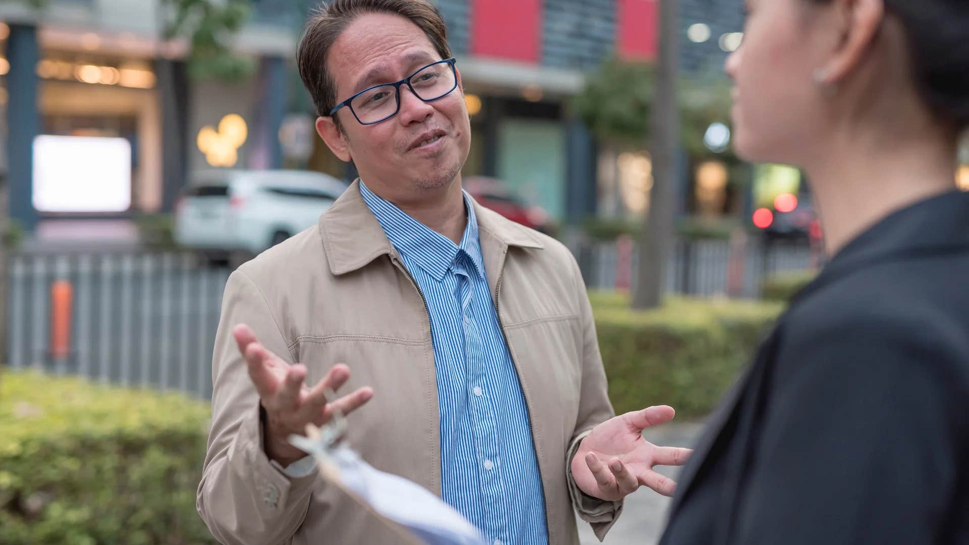 man telling woman hey friend until he knows her name