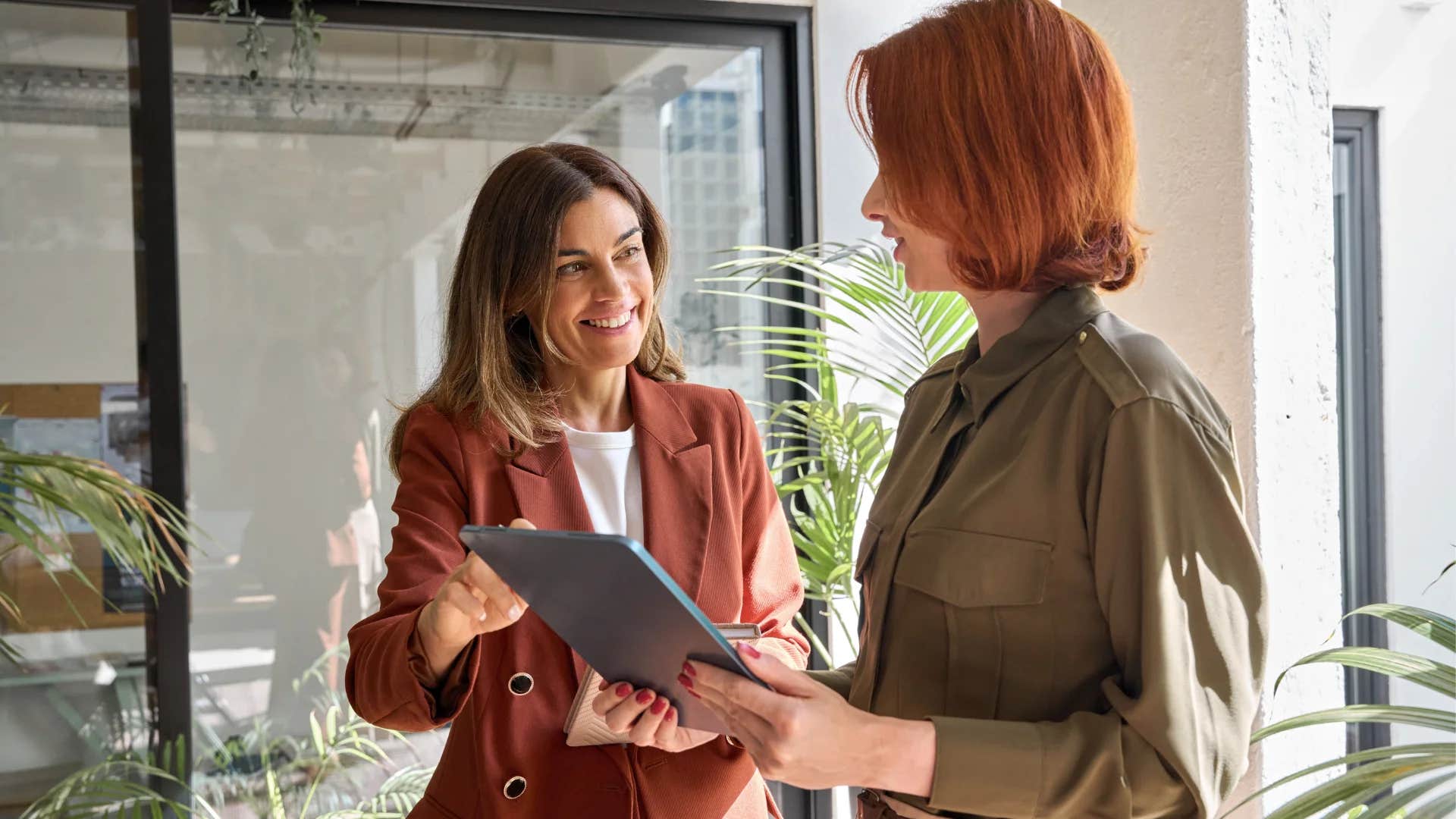 woman asking woman how her name is spelled