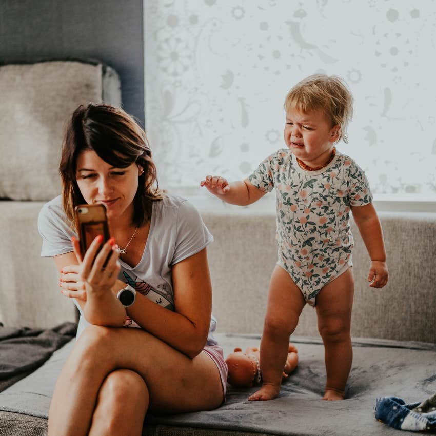 little girl whose mom is always on her phone will carry her struggles with learning into adulthood