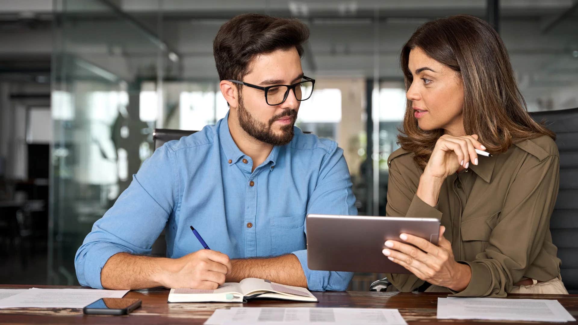 man asking his boss for accommodations in the workplace