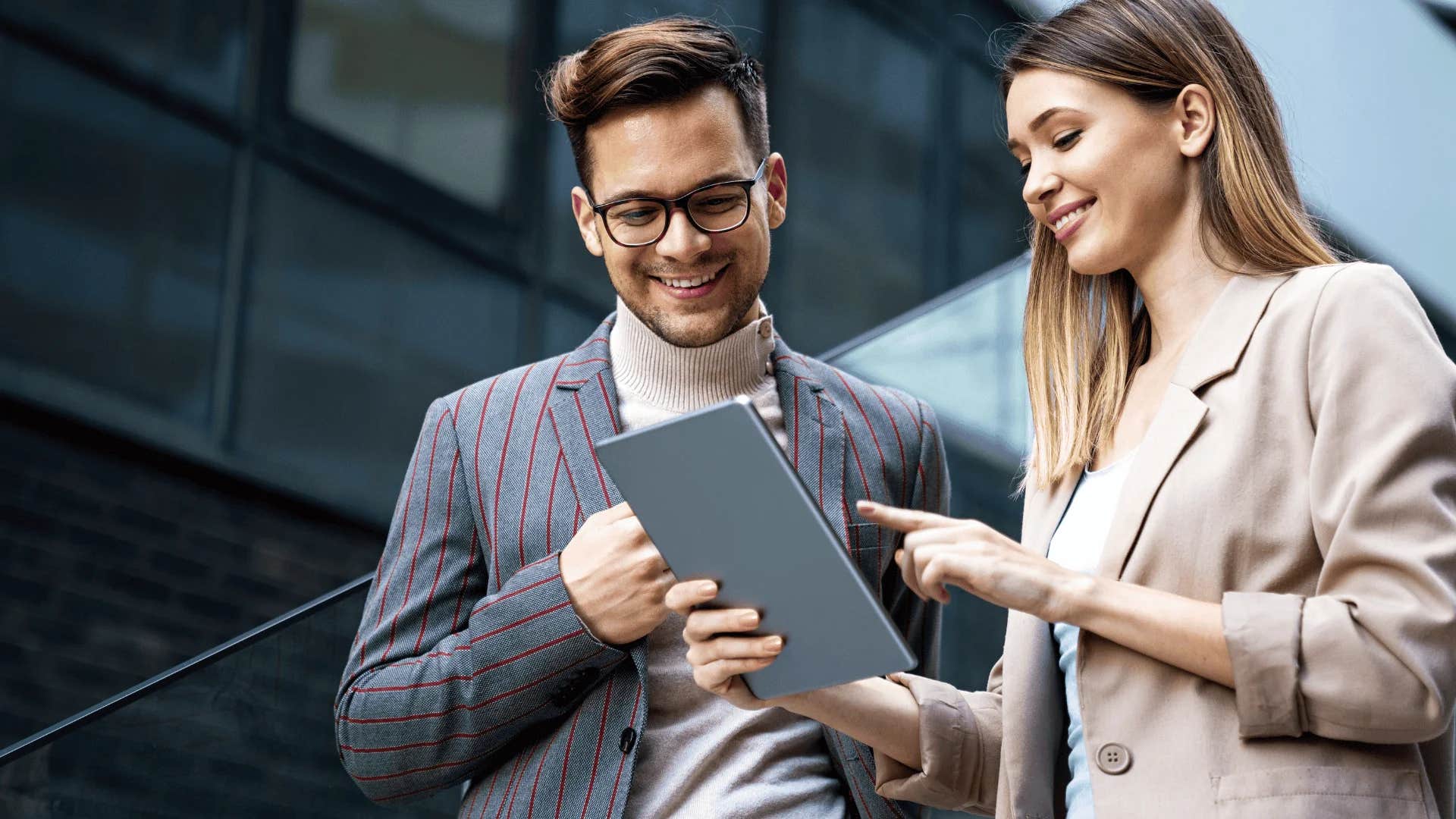 man telling colleague thank you