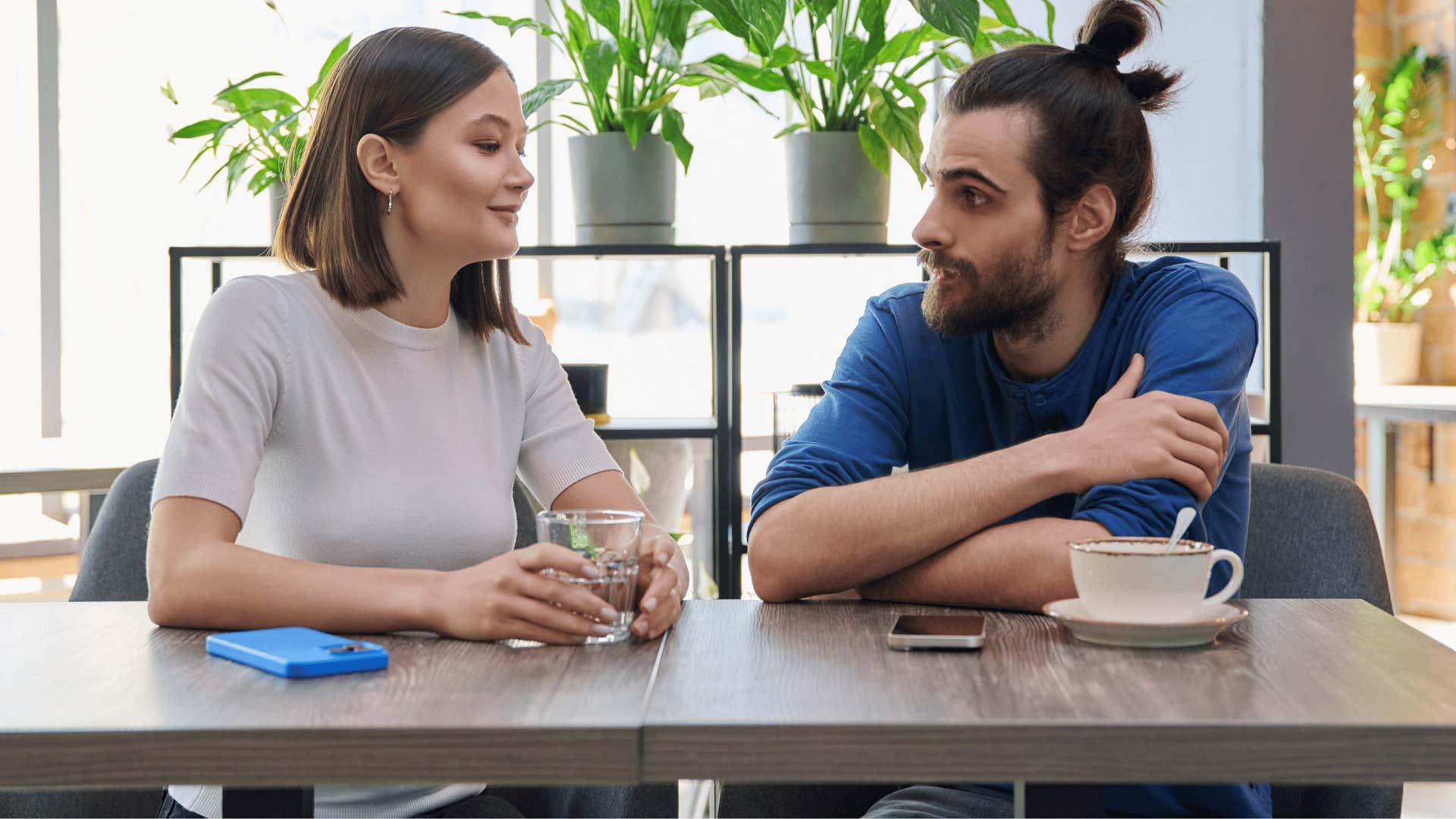man offering apology to colleague during chat