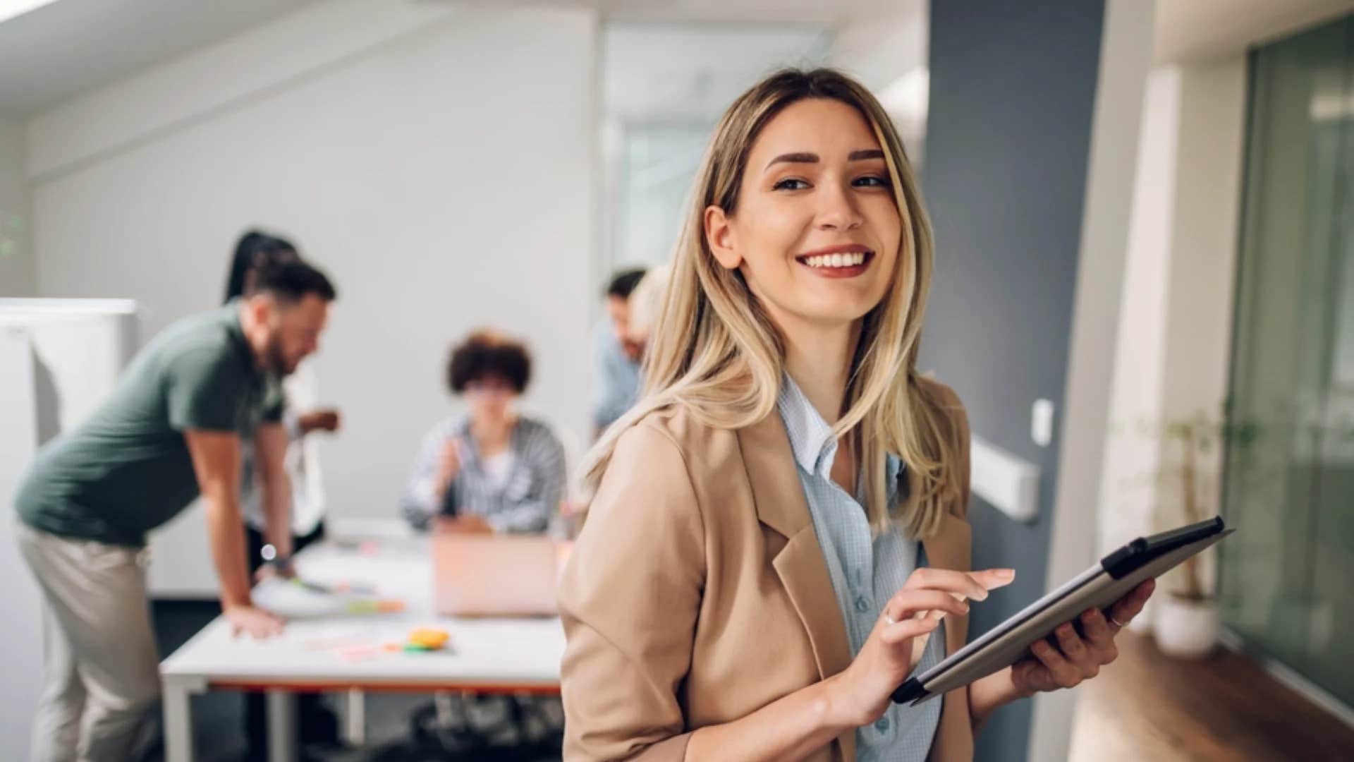 confident woman telling herself she can figure things out as she goes