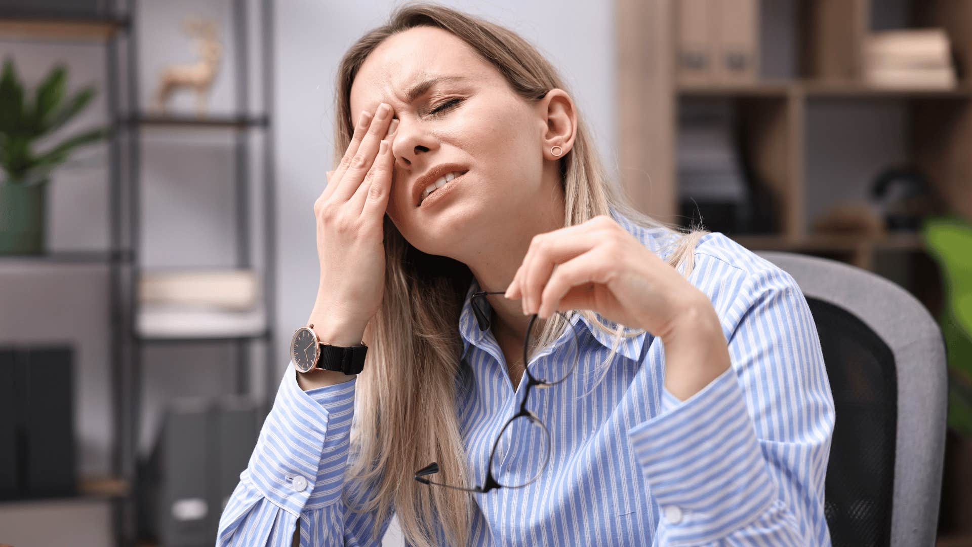 woman who lacks grit saying this always happens to her