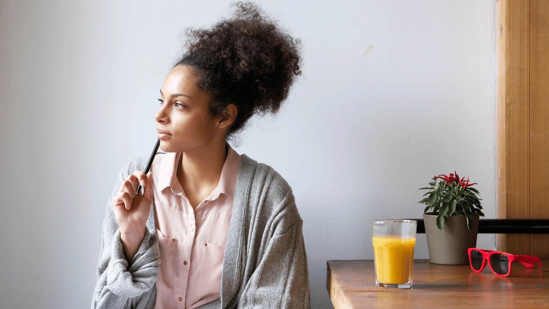 woman reminding herself to always write a thank you note