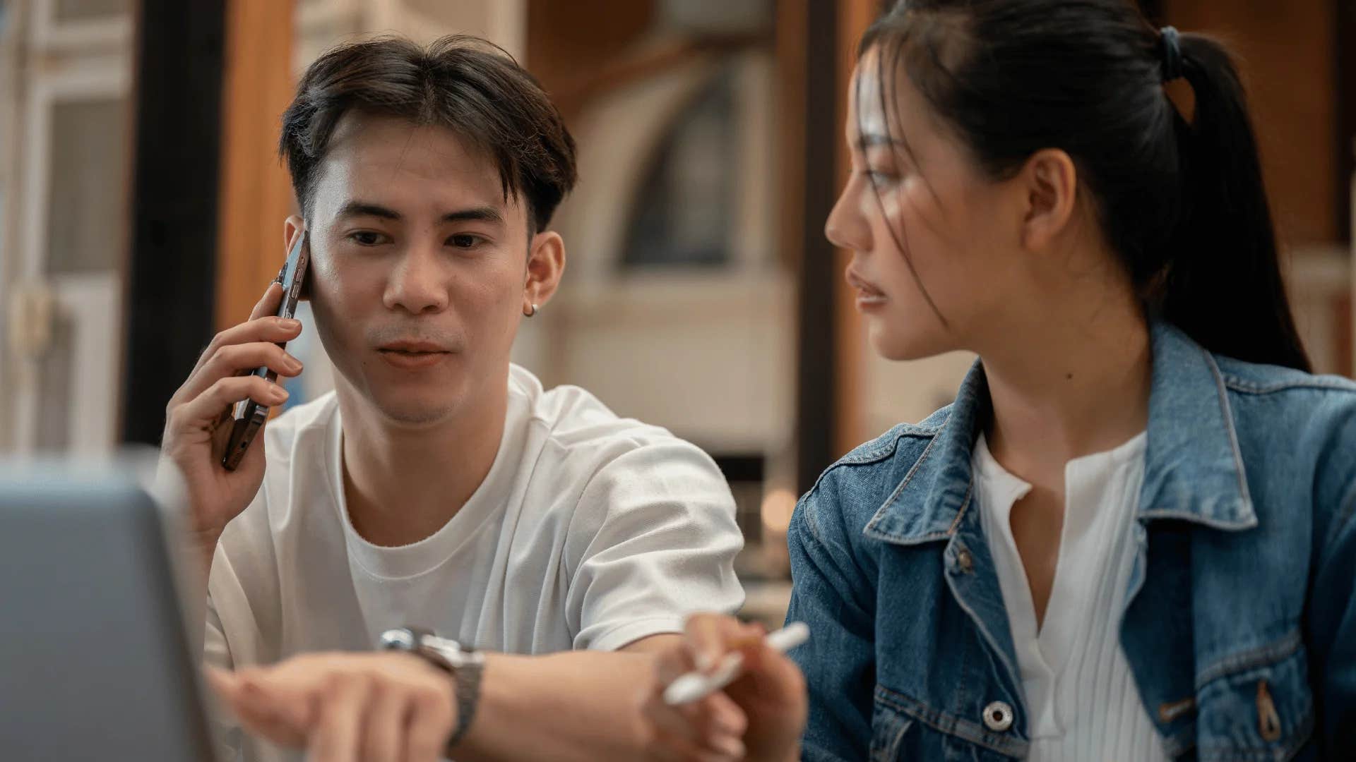 woman telling men i'll let you know if i need help