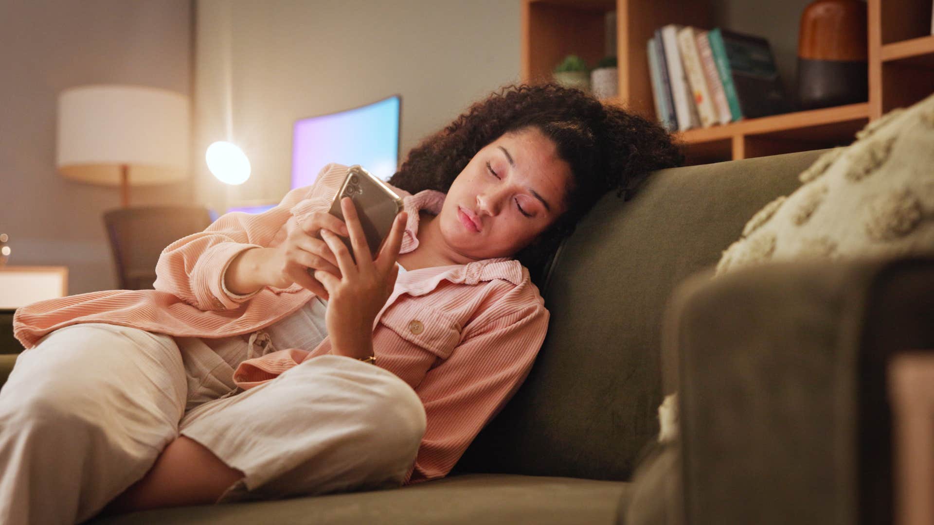 woman asking a friend if they can talk later to avoid being social
