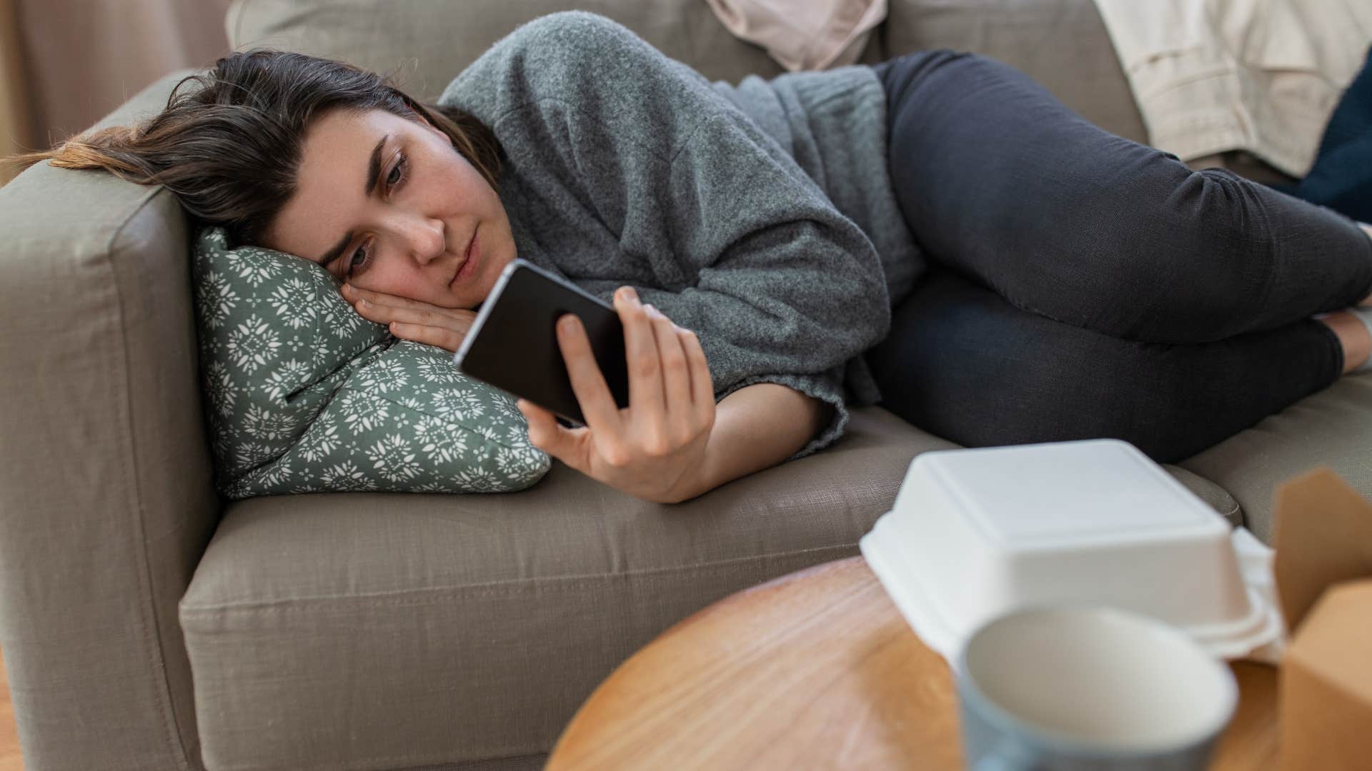 woman texting her friend that she'll make it up to her because she wants to be alone