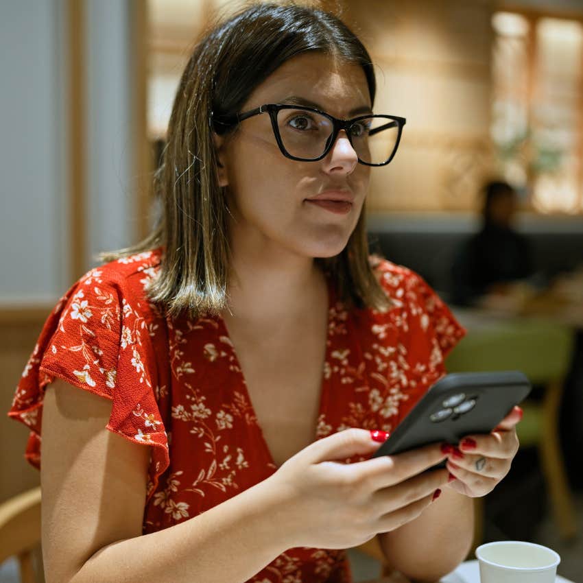 Cheap woman saying "everybody else will tip" at a restaurant.