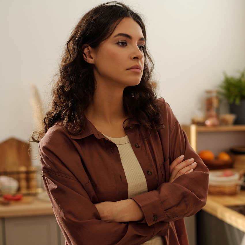 woman telling her parents that's not how she would have done something