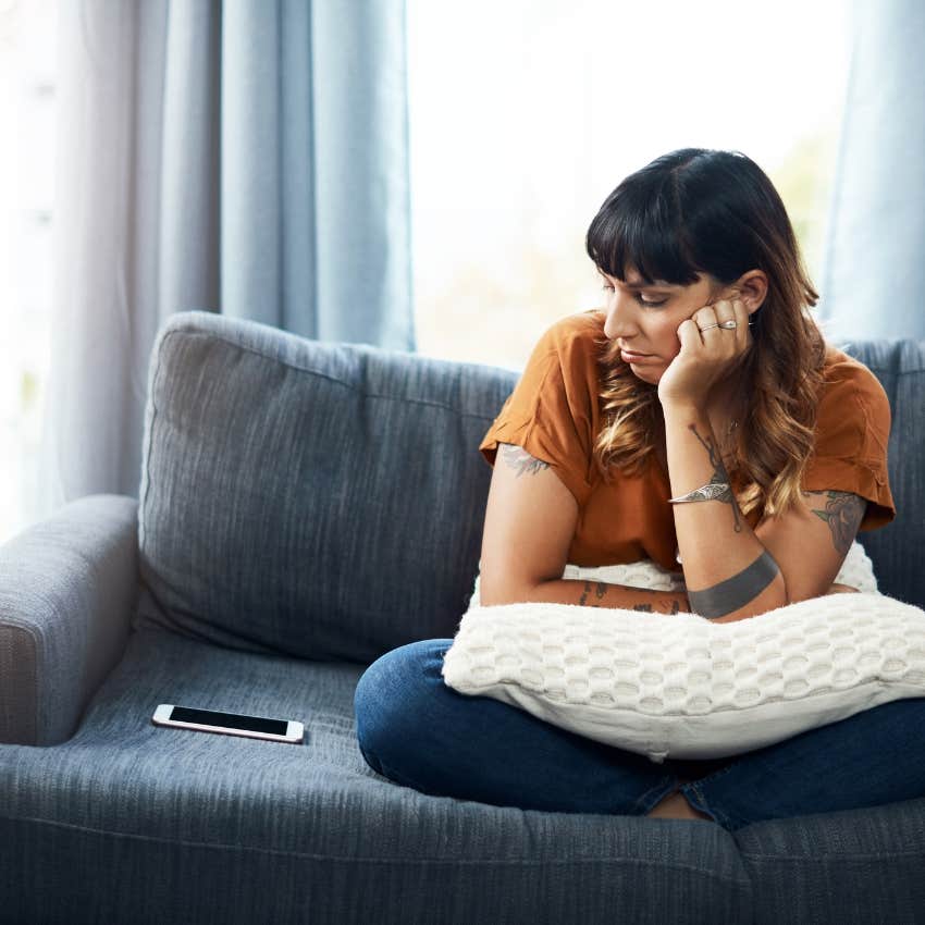 woman who doesn't feel like she belongs not texting first
