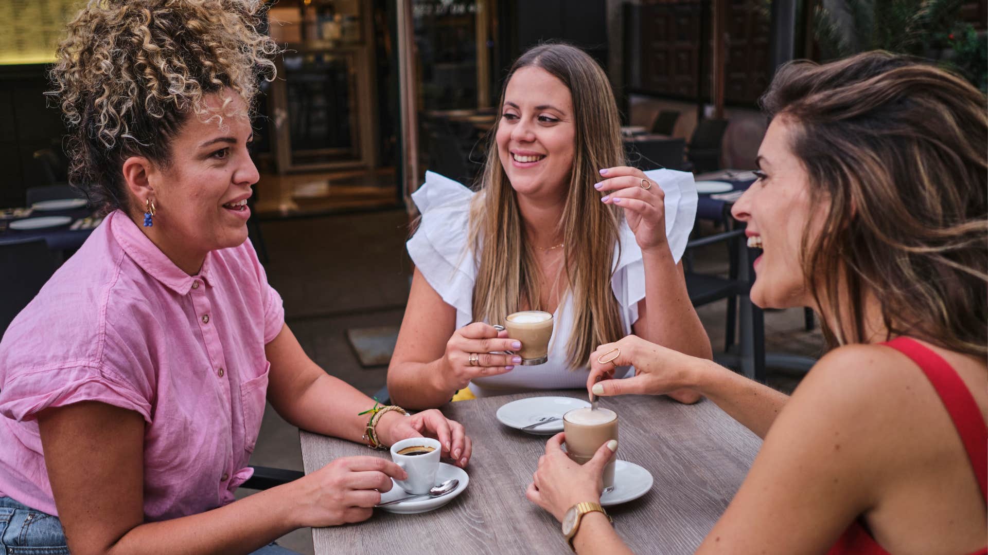 woman with low mental and emotional independence telling her friends over coffee that she'll do what everyone else wants to do