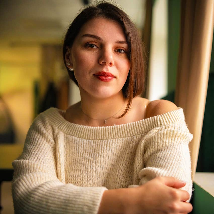 woman with strong intuition gets goosebumps around someone she doesn't trust