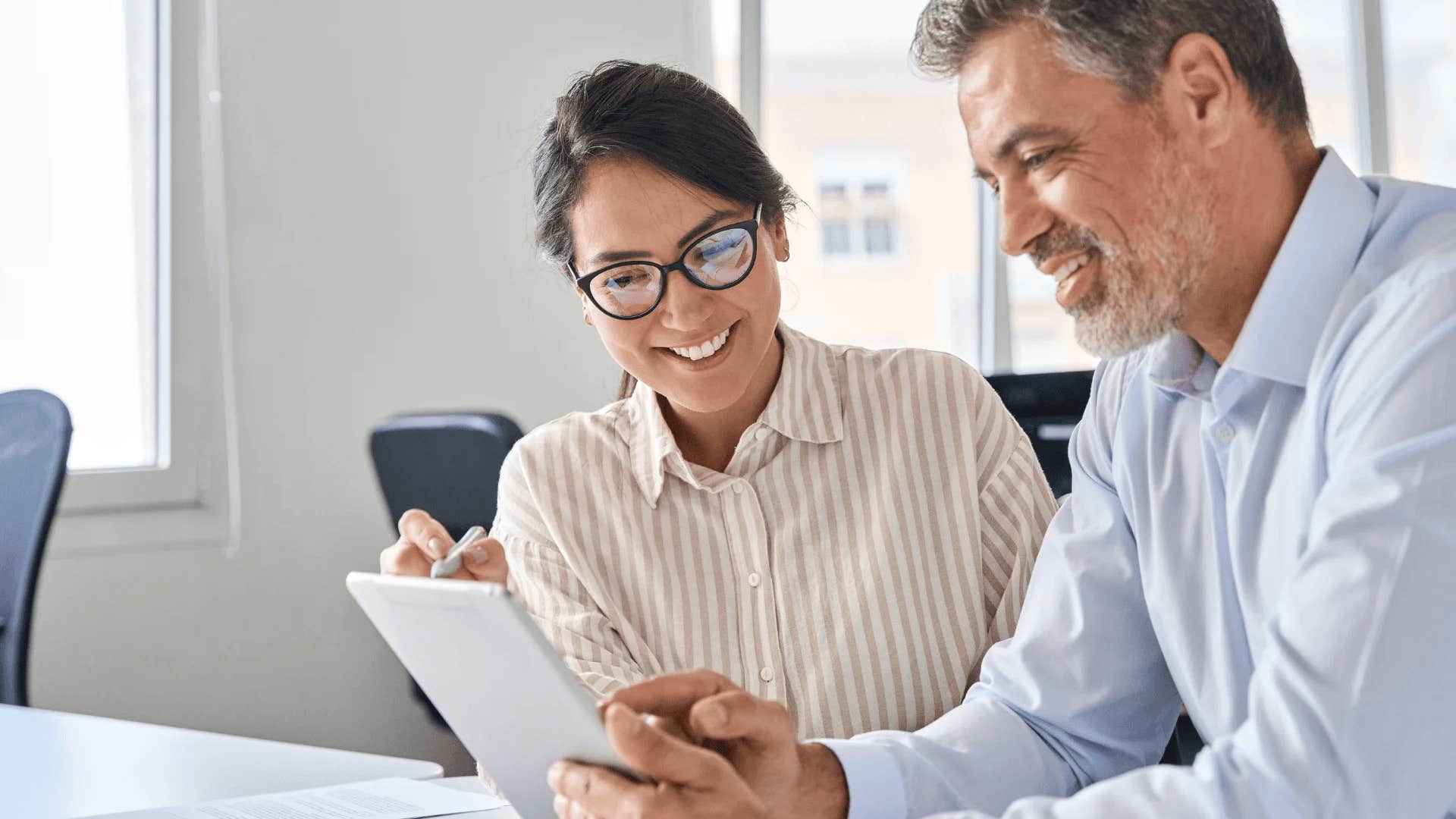 woman talking to boss giving her praise on project