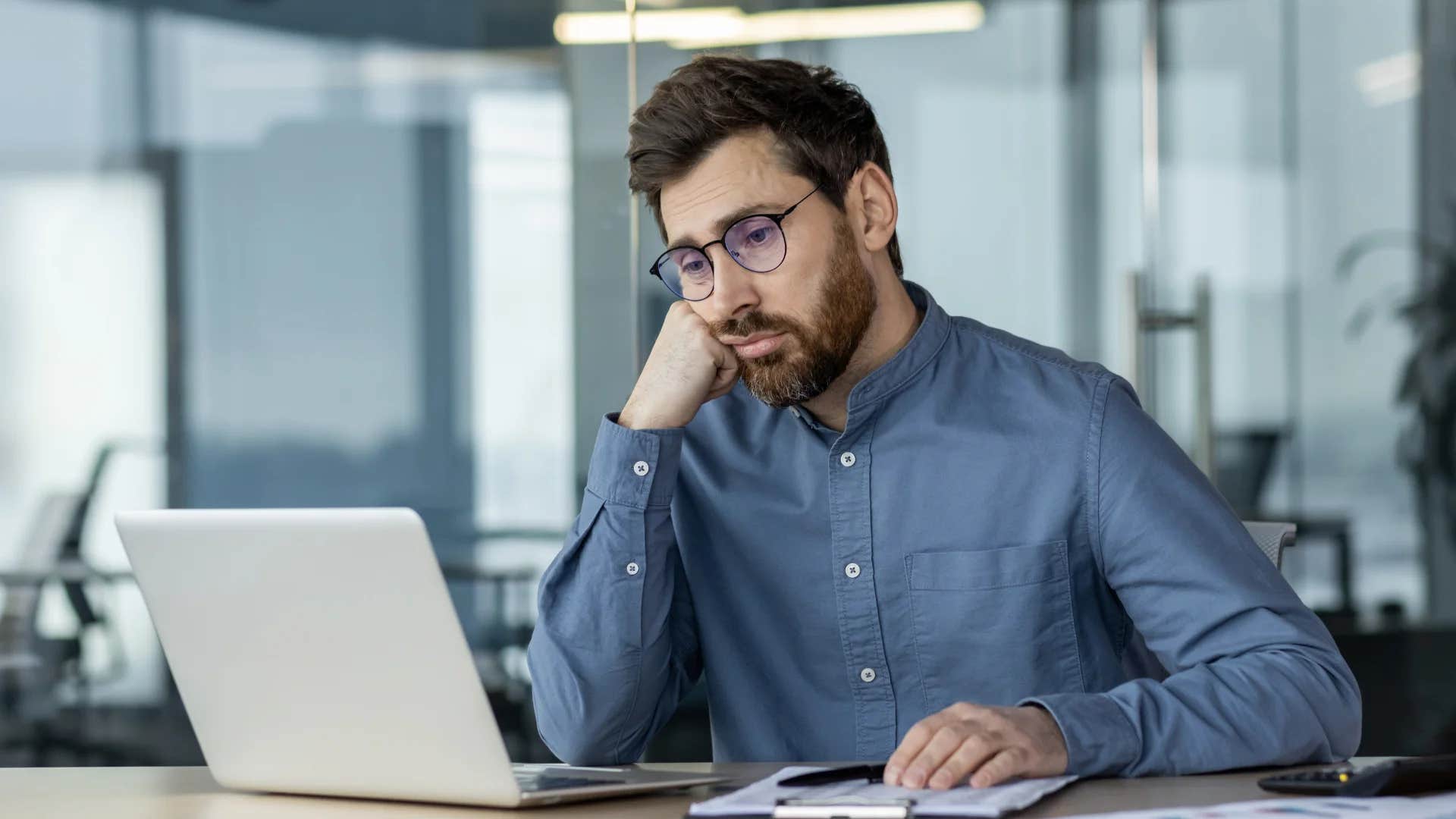 stressed man at work finding it hard to concentrate