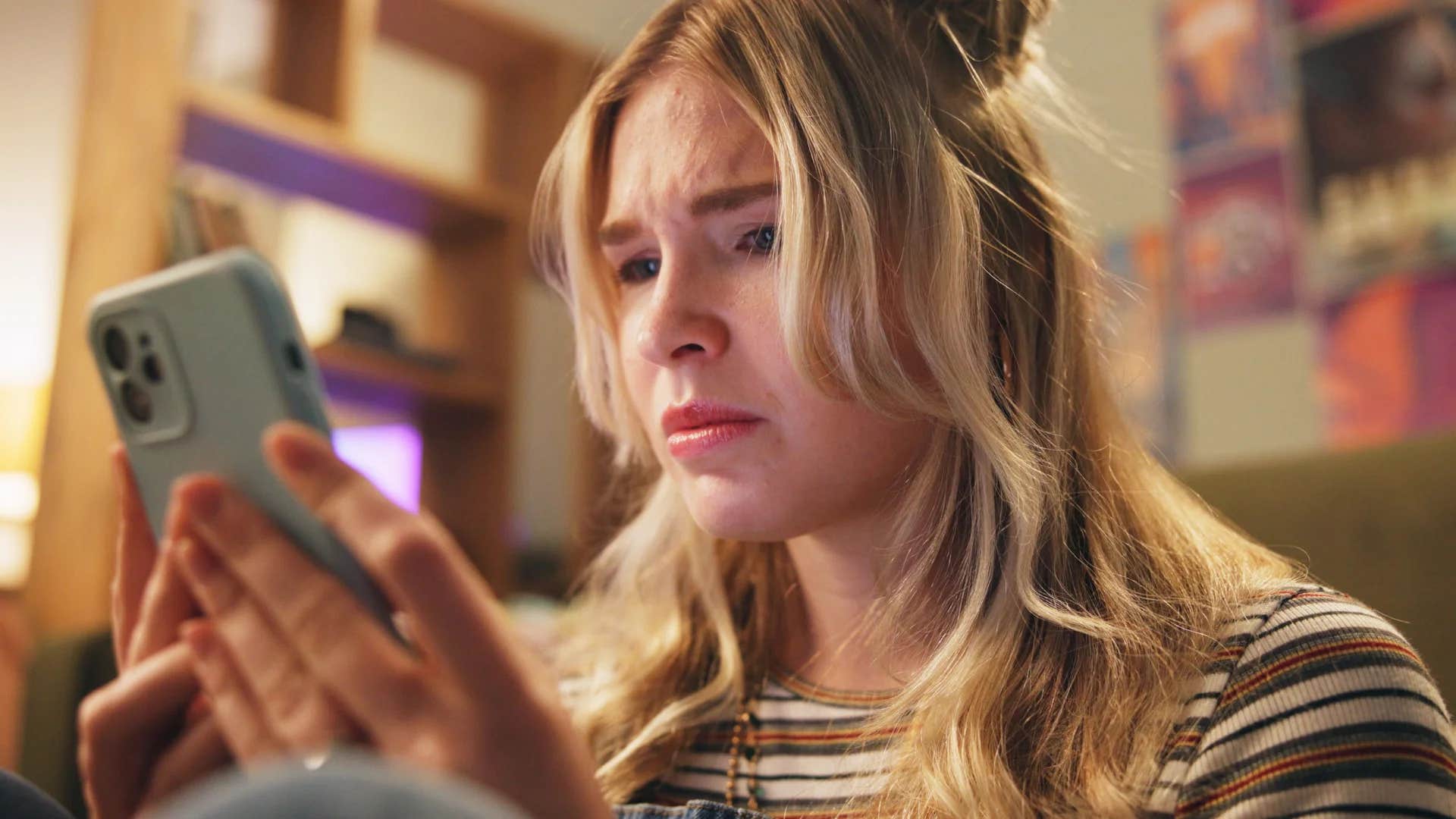 woman who would rather text than call her parents