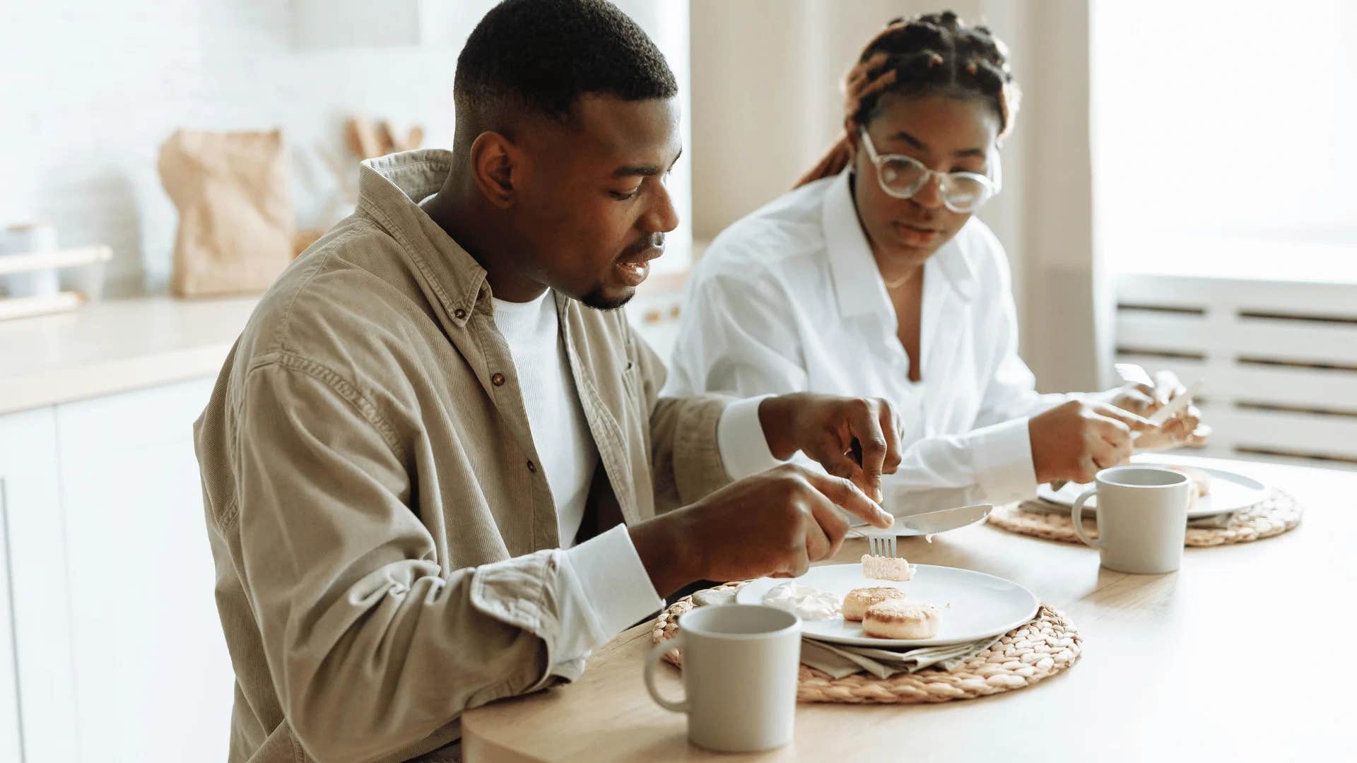 couple having breakfast not lingering on eating mentally stronger 