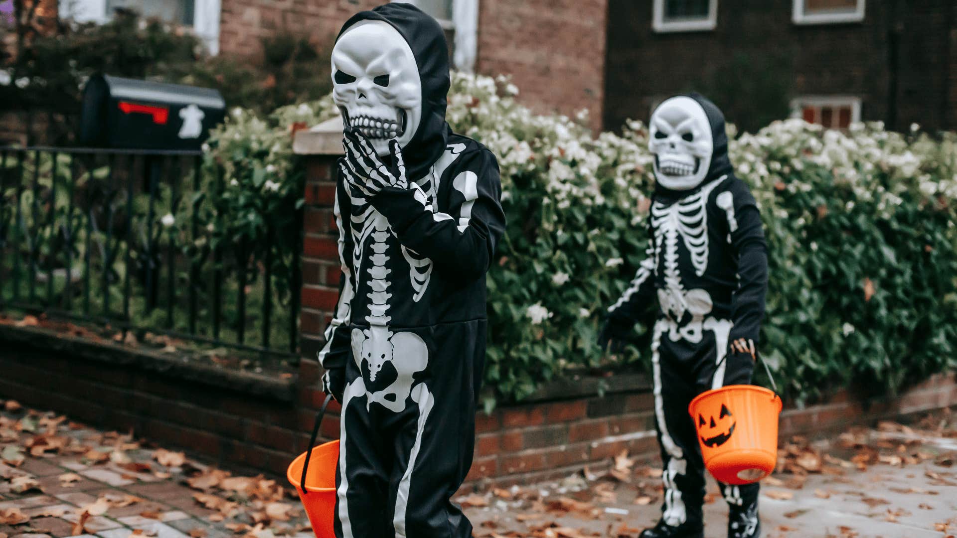 kids trick or treating without parents supervising