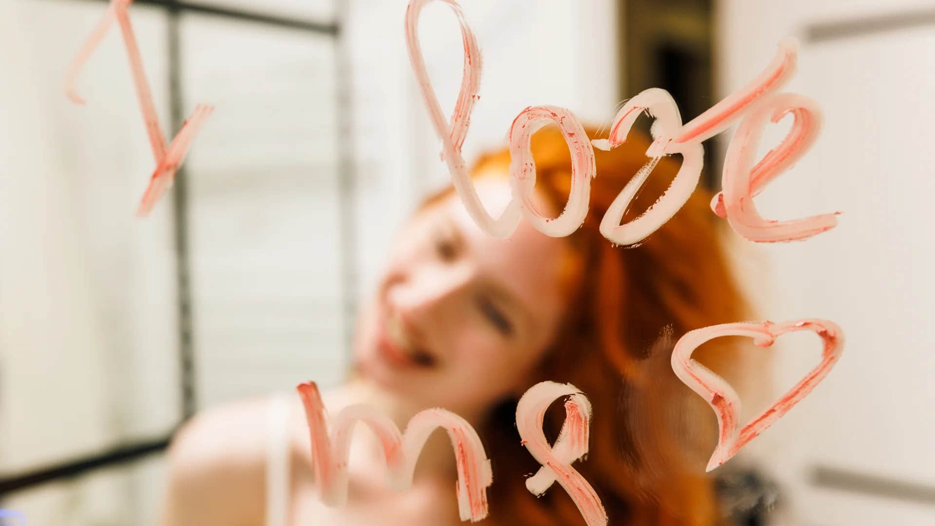 deeply charismatic woman telling herself i am a beautiful woman because i choose to be