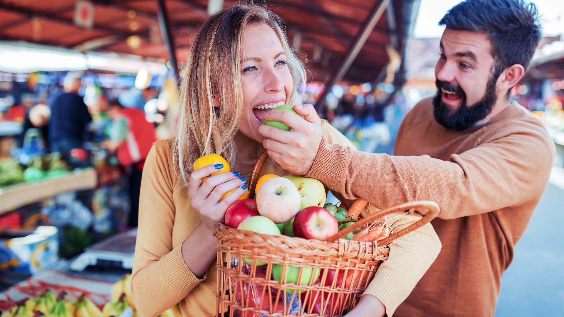 couple who dread quiet sundays having fun browsing the farmers market