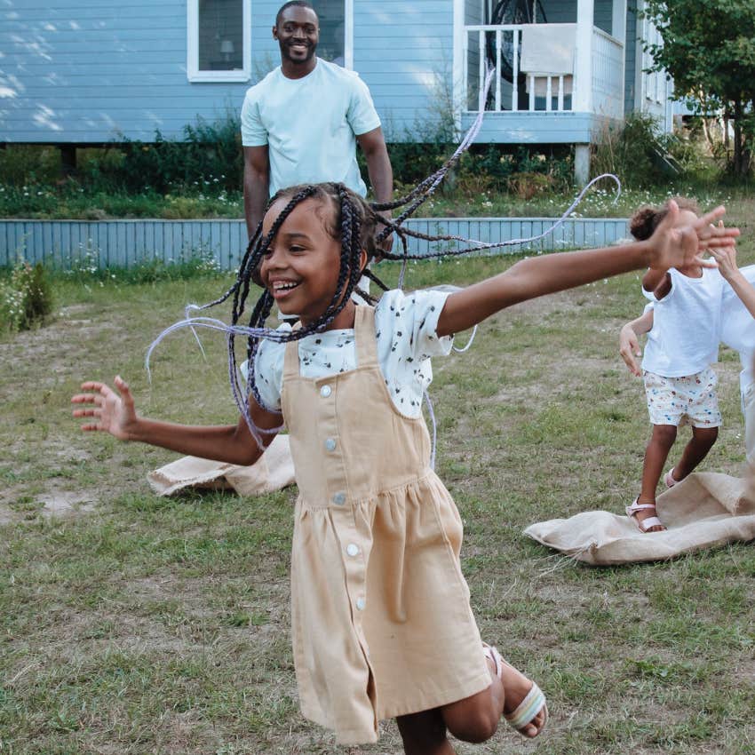 evolved nest dad letting his daughter be independent and run around