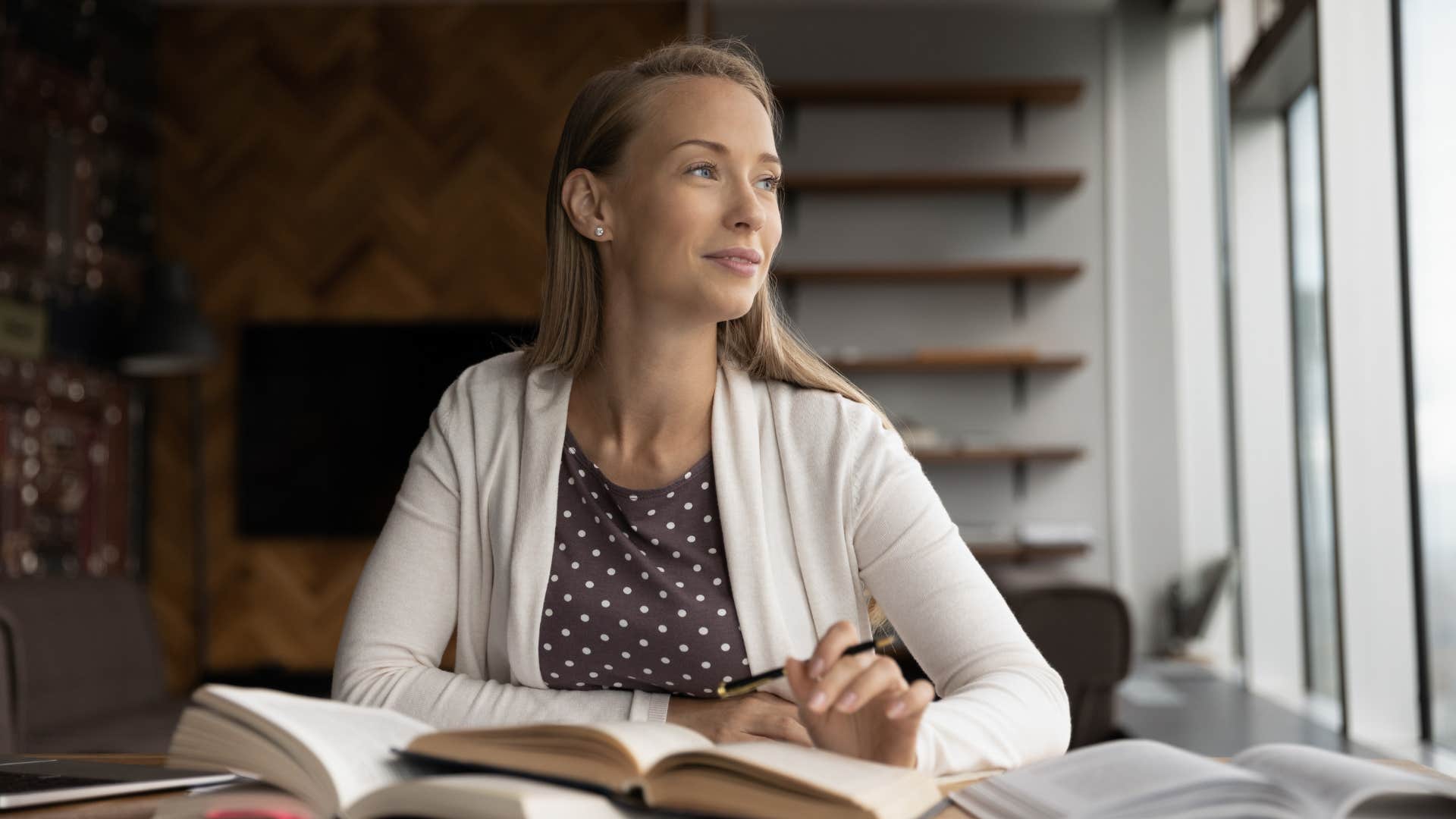 woman who uses a paper calendar is also a visual learner