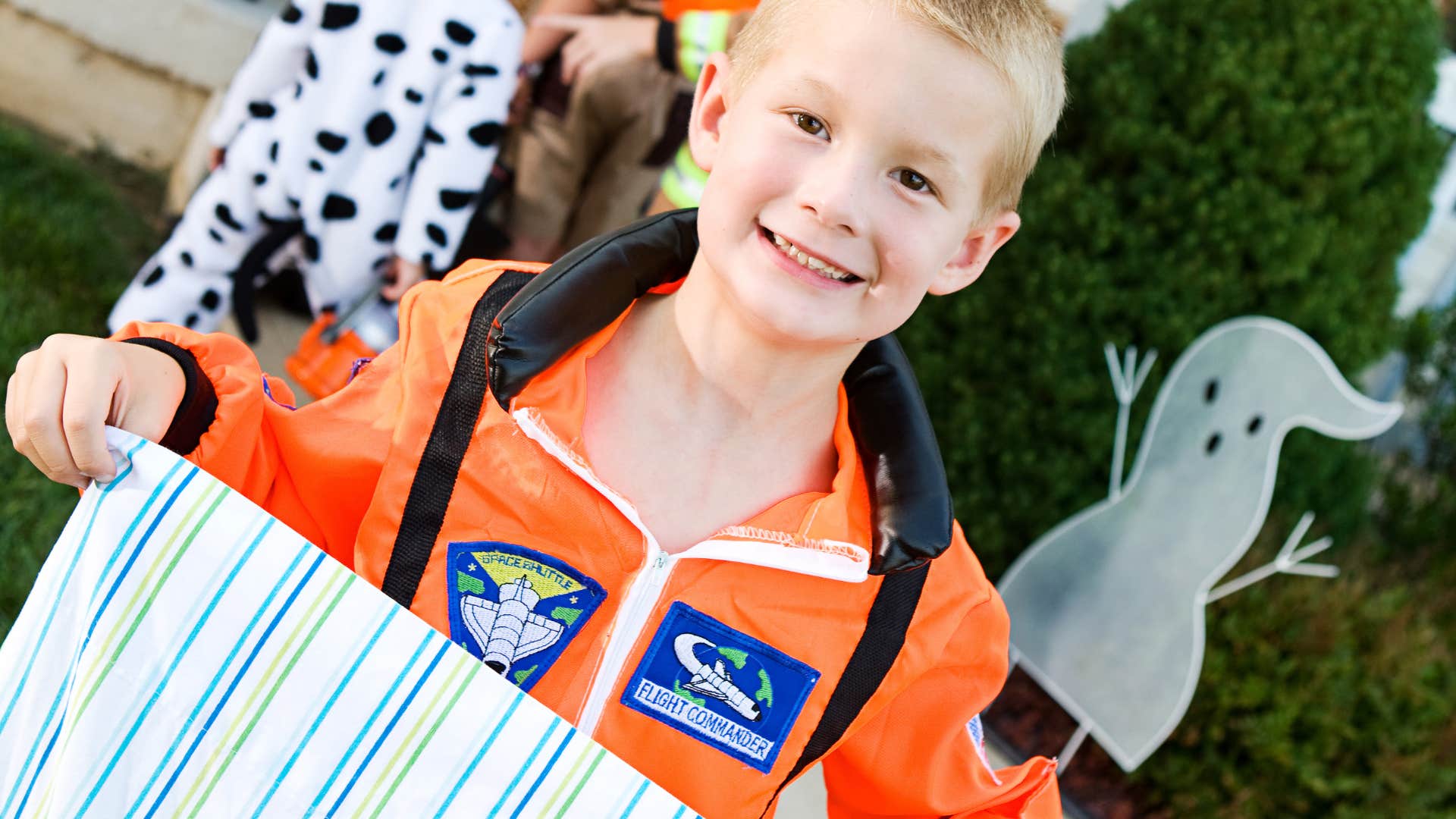 kid using pillowcase for trick or treating