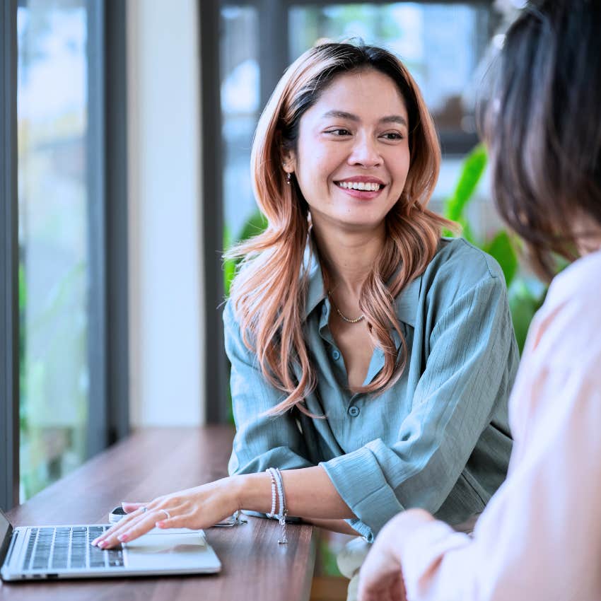 millennial boss woman brainstorming with employee in conversation