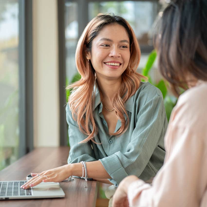 woman with a beautiful presence telling colleague i can learn it quickly