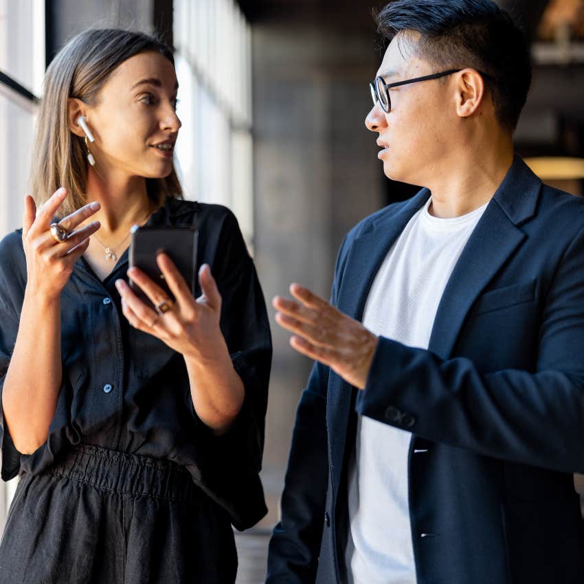 woman telling co-worker she's going to wing it and sounding incompetent