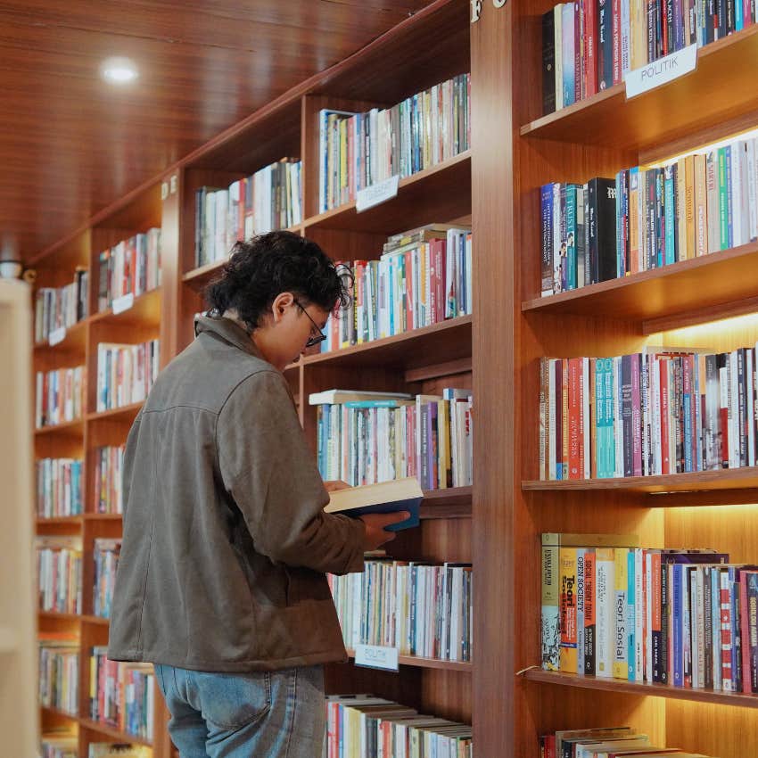 man spending less time looking at screens by reading fiction