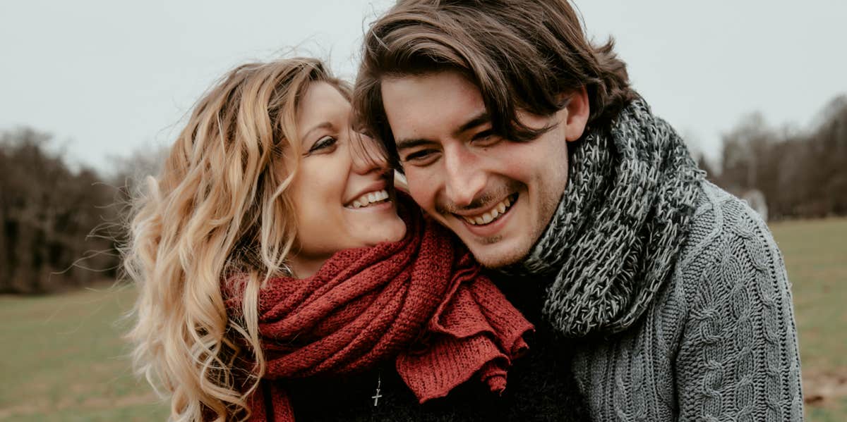 30 Things People In Healthy Relationships Never, Ever Do couple cuddling
