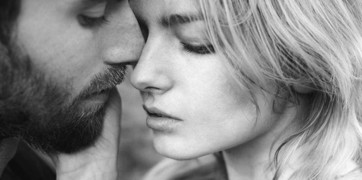 4 Daily Habits That'll Completely Revolutionize Your Relationship couple embracing