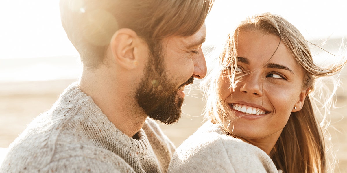 Why Men & Women With These 4 Personality Traits Have Healthy Relationships That Last happy couple smiling