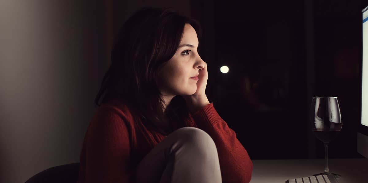 5 Big Online Dating Red Flags Women Look For girl sitting at computer