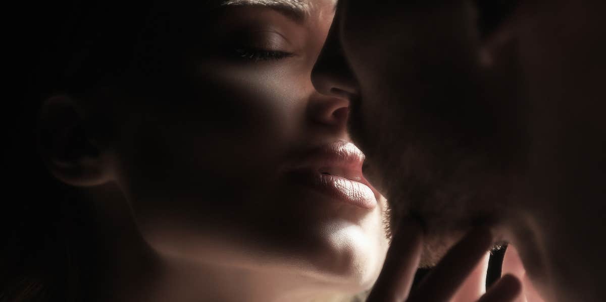 5 Rules Guys Must Follow To Totally Wow Her In Bed couple kiss