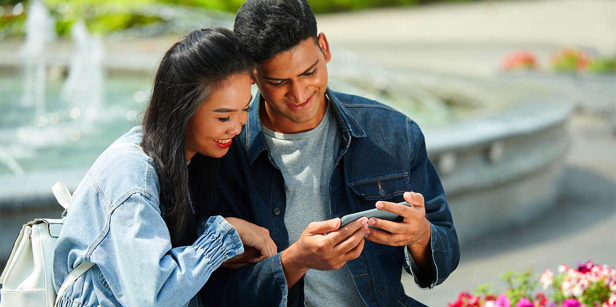 7 Secret Ways The Most Successful Couples Flirt couple using phone together